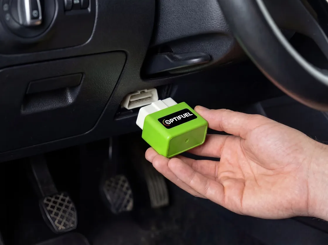 Module OptiFuel à proximité d’une prise OBD-II sous le tableau de bord